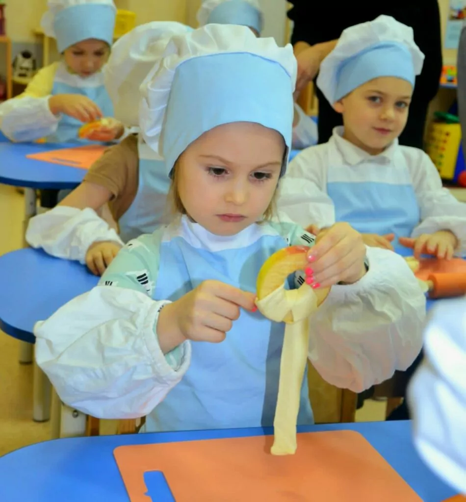 Дошколята угостили Дедушку Мороза выпечкой, которую приготовили сами Дошколята угостили Дедушку Мороза выпечкой, которую приготовили сами фото