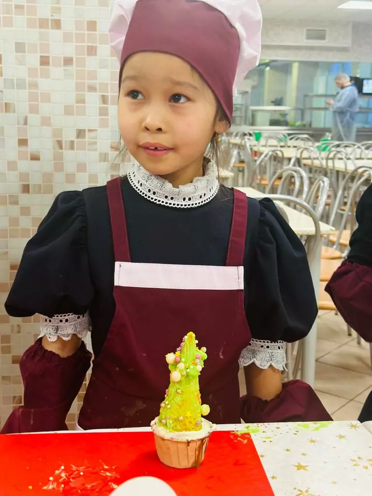 Школьники ЮАО приготовили новогодний десерт на кулинарном мастер-классе от комбината питания Школьники ЮАО приготовили новогодний десерт на кулинарном мастер-классе от комбината питания фото