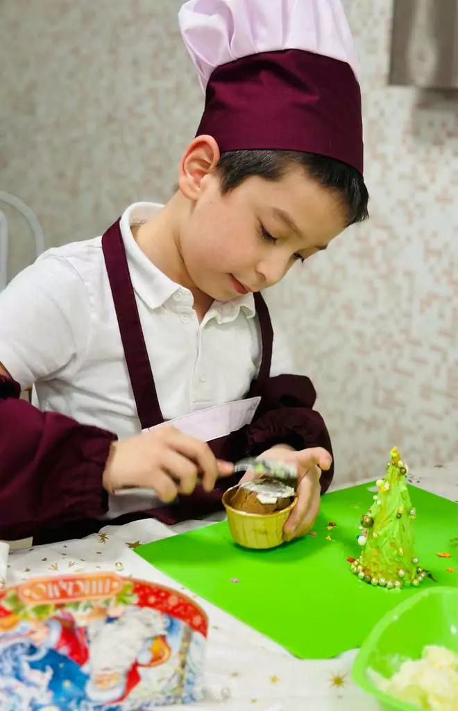 Школьники ЮАО приготовили новогодний десерт на кулинарном мастер-классе от комбината питания Школьники ЮАО приготовили новогодний десерт на кулинарном мастер-классе от комбината питания фото