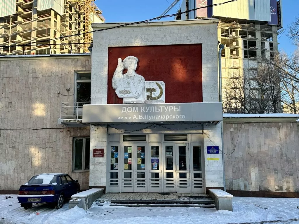 Ботанический Сад — ВДНХ: рабочий, колхозница и Эйфелева башня Ботанический Сад — ВДНХ: рабочий, колхозница и Эйфелева башня фото