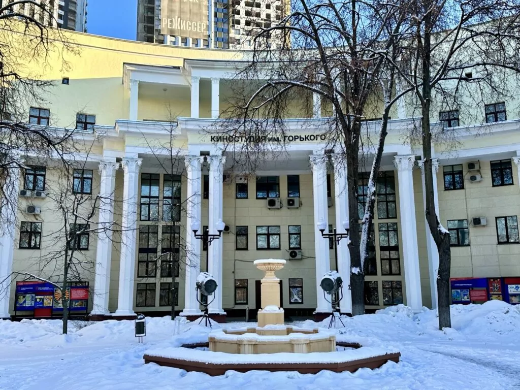 Ботанический Сад — ВДНХ: рабочий, колхозница и Эйфелева башня Ботанический Сад — ВДНХ: рабочий, колхозница и Эйфелева башня фото