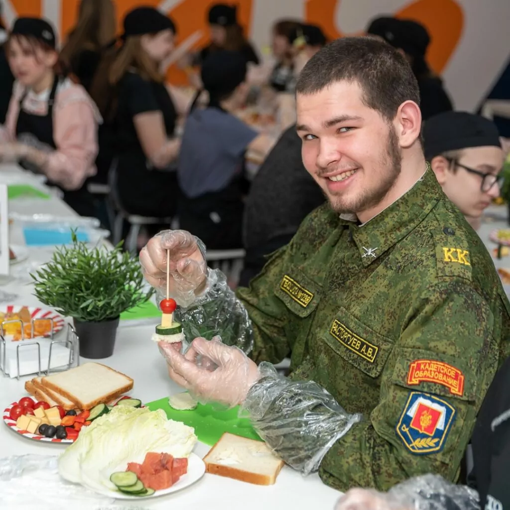 Фруктовые и овощные канапе: мастер-класс для подрастающих гурманов прошел в одной из школ Западного округа  фото