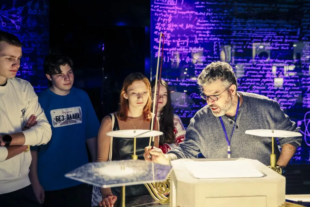 Наталья Сергунина: юные москвичи снимут учебные фильмы в рамках выставки «Россия» Наталья Сергунина: юные москвичи снимут учебные фильмы в рамках выставки «Россия» фото