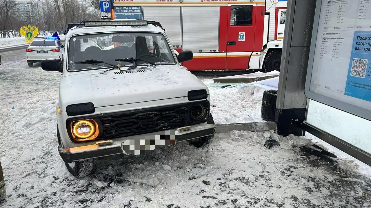 На юго-востоке столицы автомобиль врезался в остановку, фото