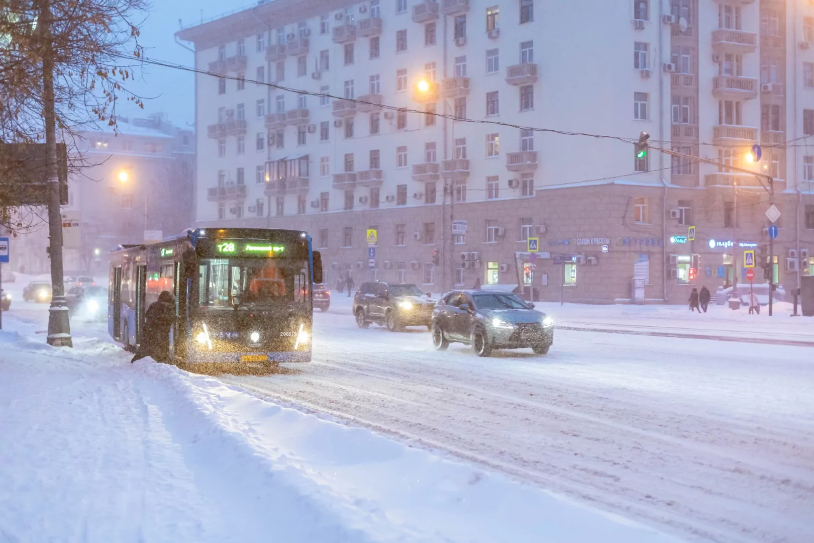 Водителей призвали к осторожности во время снегопада, фото