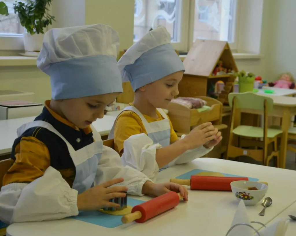 Кулинарное приключение маленьких шеф-поваров: дети научились готовить песочное печенье с джемом Кулинарное приключение маленьких шеф-поваров: дети научились готовить песочное печенье с джемом фото