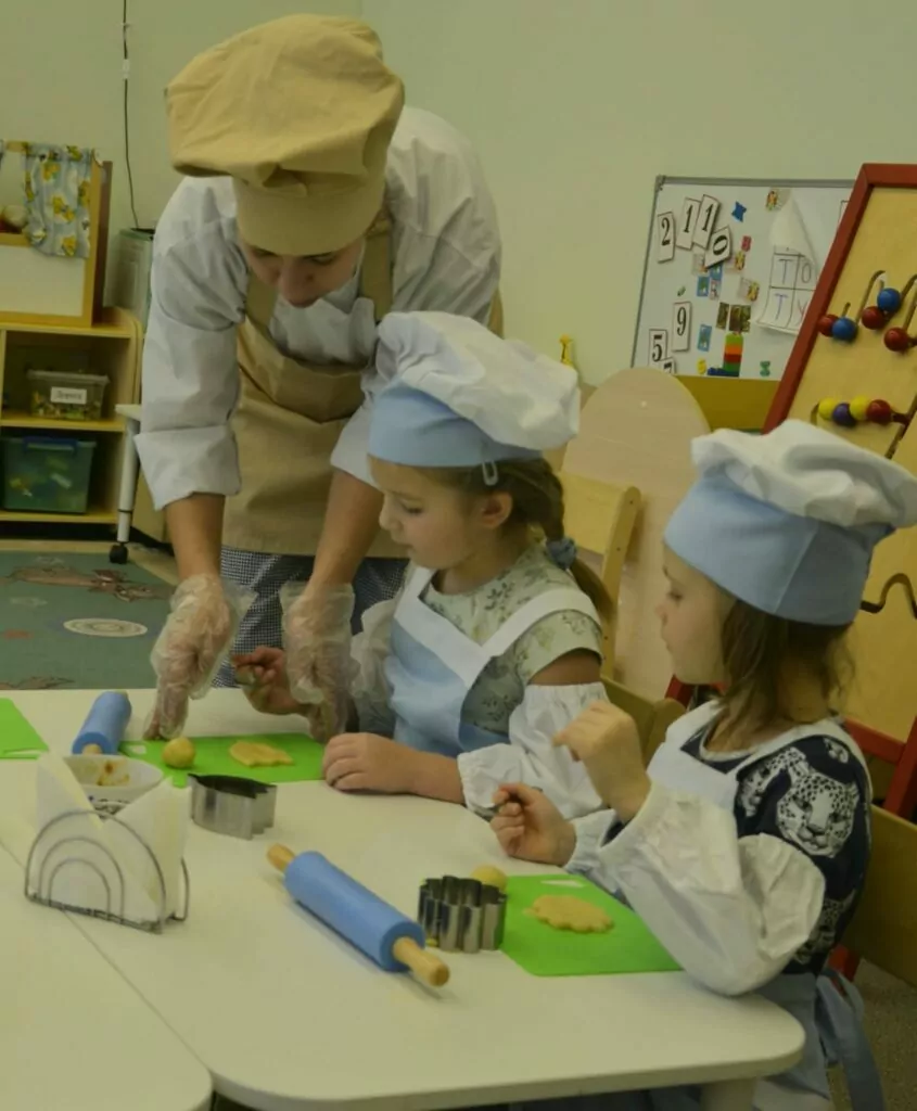 Кулинарное приключение маленьких шеф-поваров: дети научились готовить песочное печенье с джемом Кулинарное приключение маленьких шеф-поваров: дети научились готовить песочное печенье с джемом фото