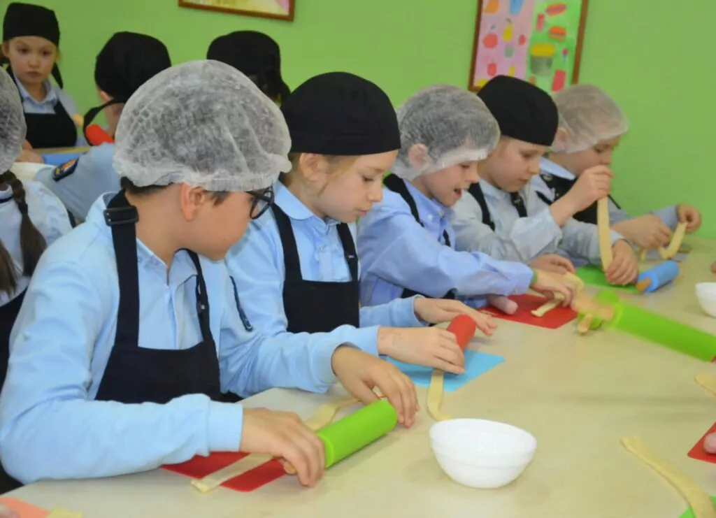 Из поколения в поколение. На кулинарном уроке учащихся младших классов научили готовить легендарную сосиску в тесте Из поколения в поколение. На кулинарном уроке учащихся младших классов научили готовить легендарную сосиску в тесте фото