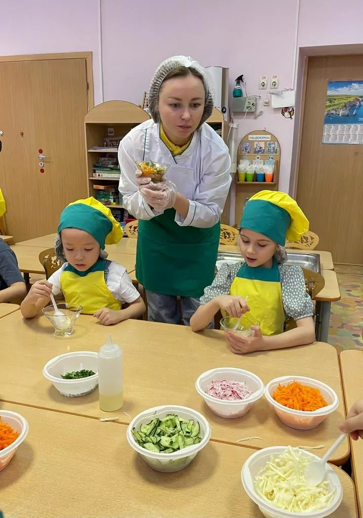 Дошкольники приготовили витаминный салат на кулинарном уроке от комбината питания Дошкольники приготовили витаминный салат на кулинарном уроке от комбината питания фото