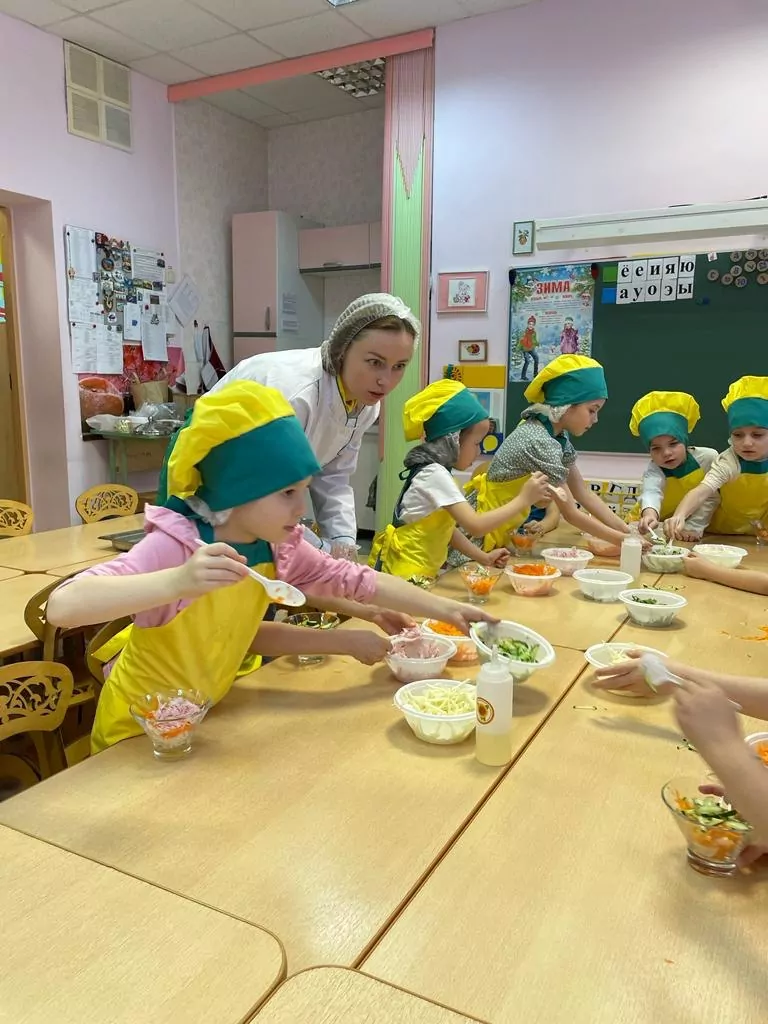 Дошкольники приготовили витаминный салат на кулинарном уроке от комбината питания Дошкольники приготовили витаминный салат на кулинарном уроке от комбината питания фото