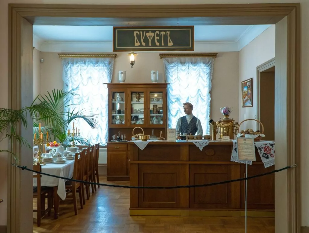 Паровозное депо, свойства памяти и кафе при храме &mdash; куда пойти после работы  фото