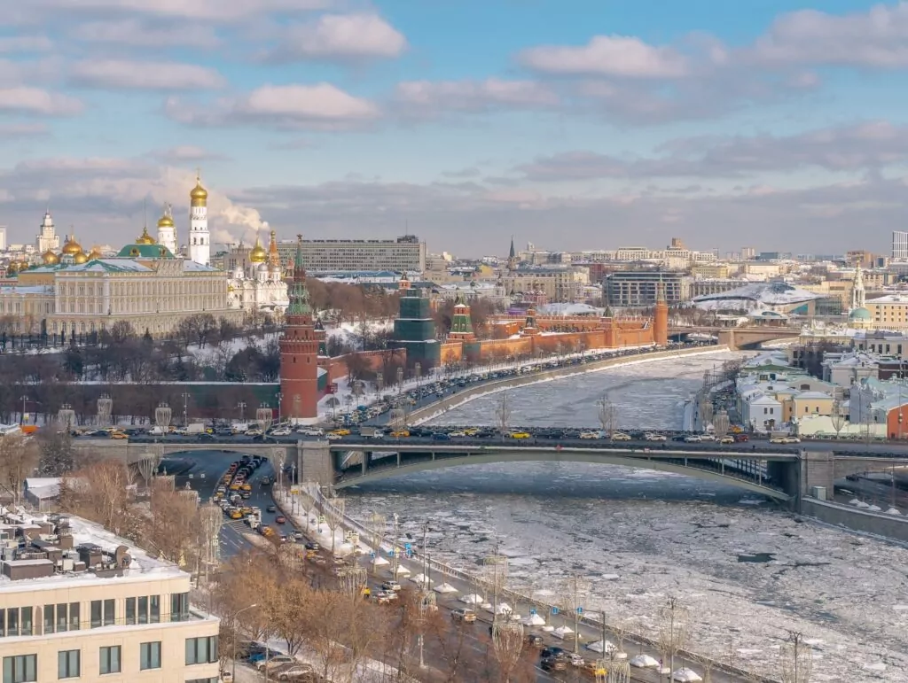 Наряды киногероев, смотровая площадка и ресторан у залива — куда пойти после работы Наряды киногероев, смотровая площадка и ресторан у залива — куда пойти после работы фото