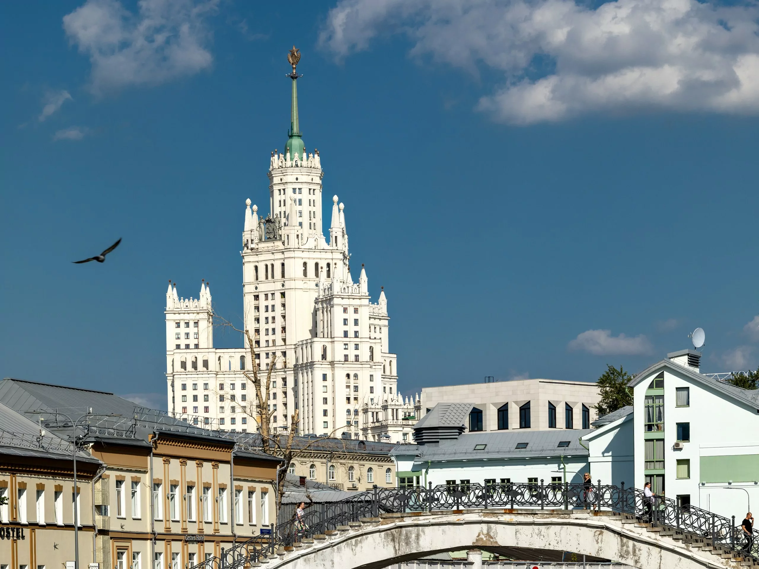 Высотку на Котельнической набережной отмыли после зимы, фото