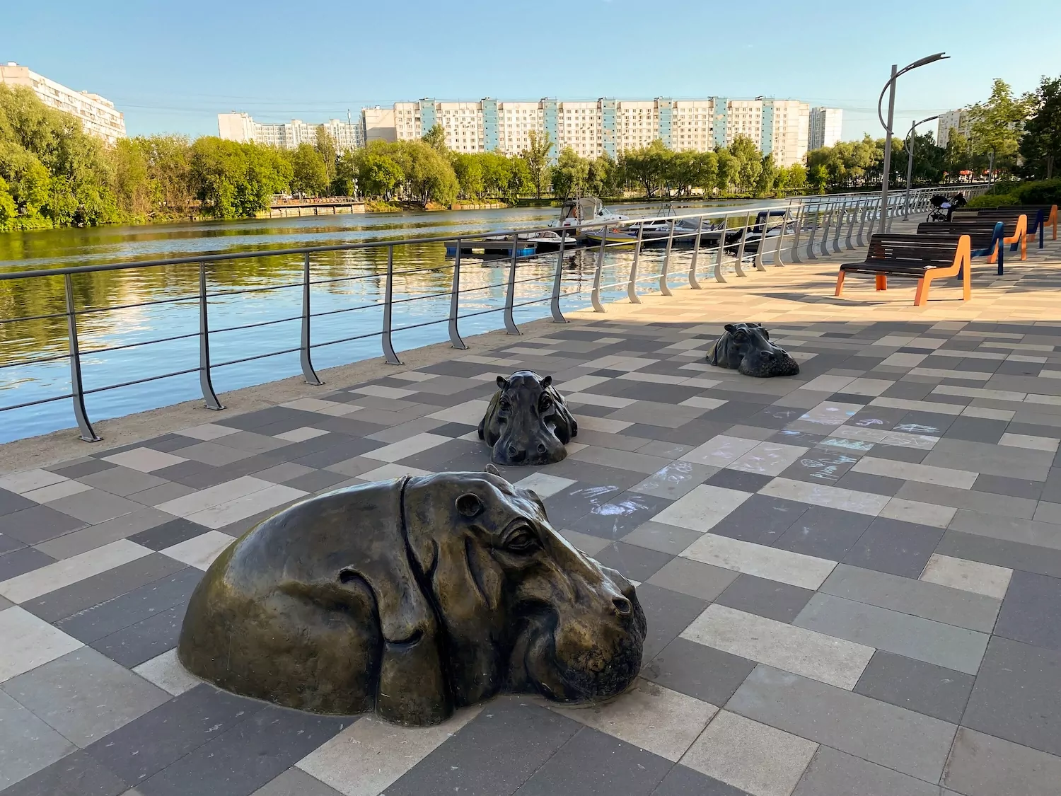 Носороги, дельфины и Лукоморье в скульптуре Нагатинского затона, фото