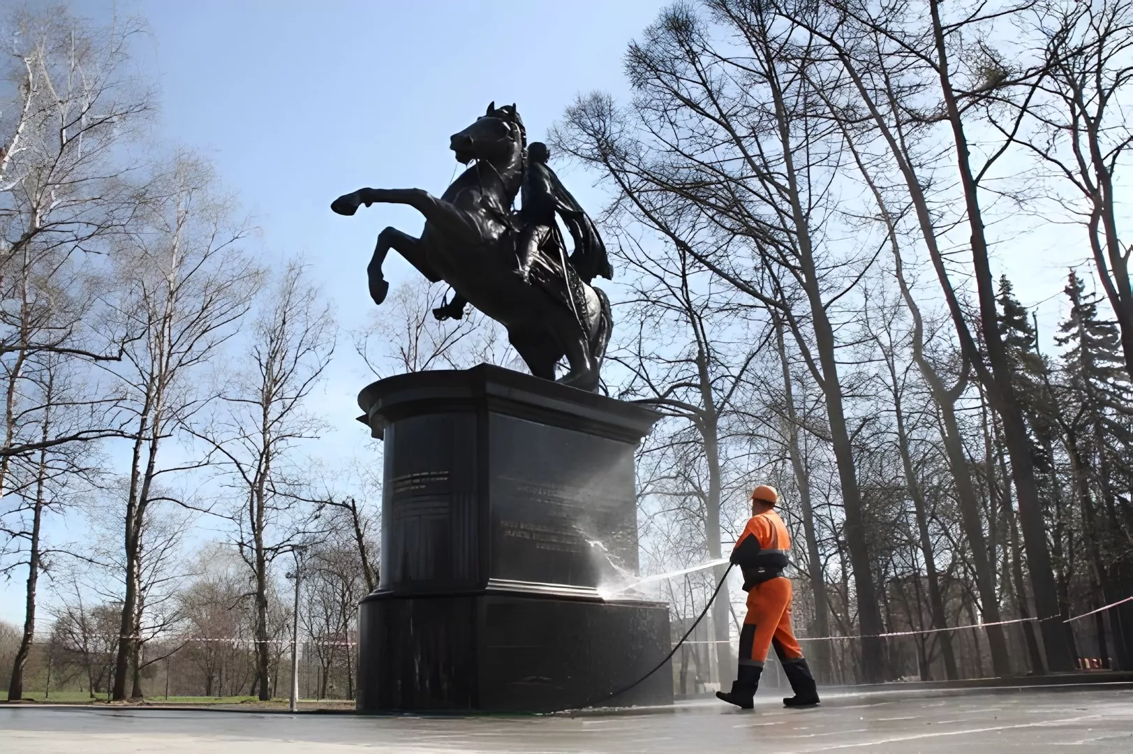 Памятник знаменитому генералу Симону Боливару очистили в Гагаринском, фото