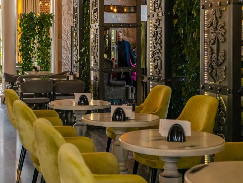 Русская кухня, экзотические животные и поэзия &mdash; куда пойти после работы  фото