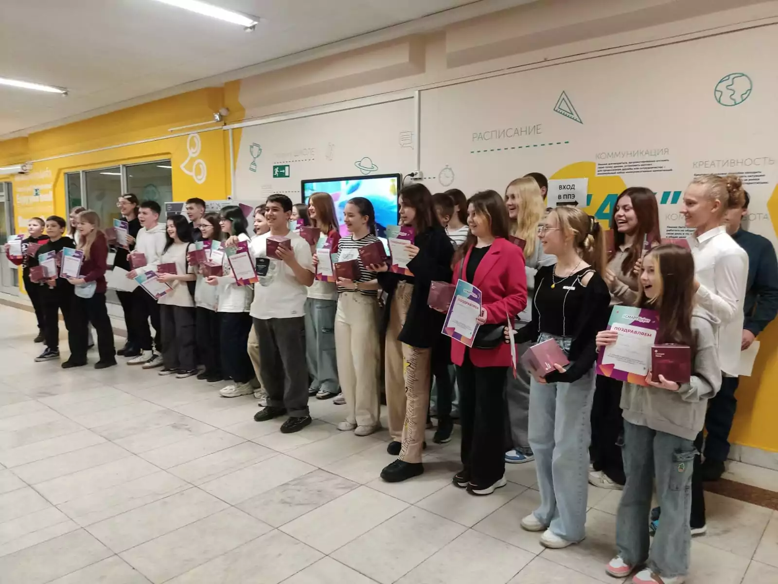 37 школьников Юго-Восточного округа стали счастливыми обладателями умной колонки, фото