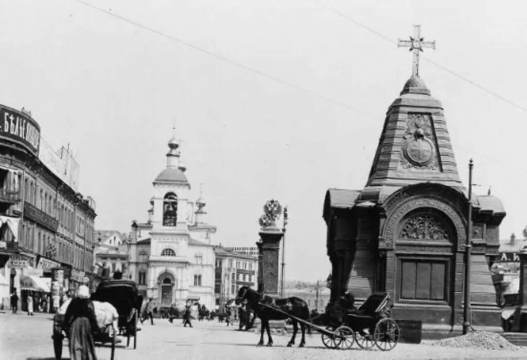 Охотный Ряд — Библиотека им. Ленина: часы на фундаменте часовни, Пост № 1 и «лужайка Никсона» Охотный Ряд — Библиотека им. Ленина: часы на фундаменте часовни, Пост № 1 и «лужайка Никсона» фото