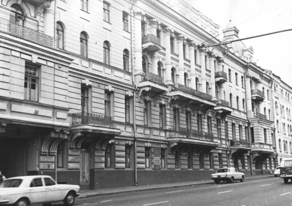 Охотный Ряд — Библиотека им. Ленина: часы на фундаменте часовни, Пост № 1 и «лужайка Никсона» Охотный Ряд — Библиотека им. Ленина: часы на фундаменте часовни, Пост № 1 и «лужайка Никсона» фото