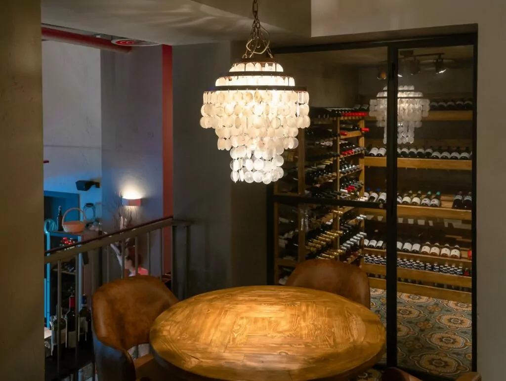 Танцы в парке, тесла-шоу и ресторан с камином — куда пойти после работы  фото