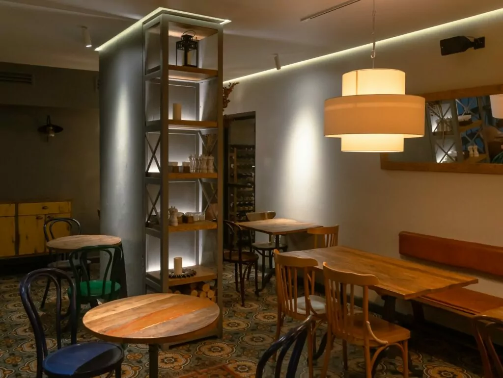 Танцы в парке, тесла-шоу и ресторан с камином — куда пойти после работы  фото