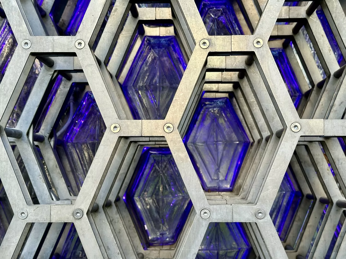 Библиотека имени Ленина — Арбатская: артист из 348 стеклянных кирпичей, фото