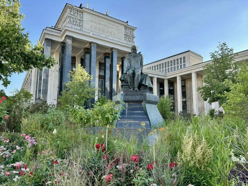 Библиотека имени Ленина &mdash; Арбатская: артист из 348 стеклянных кирпичей  фото