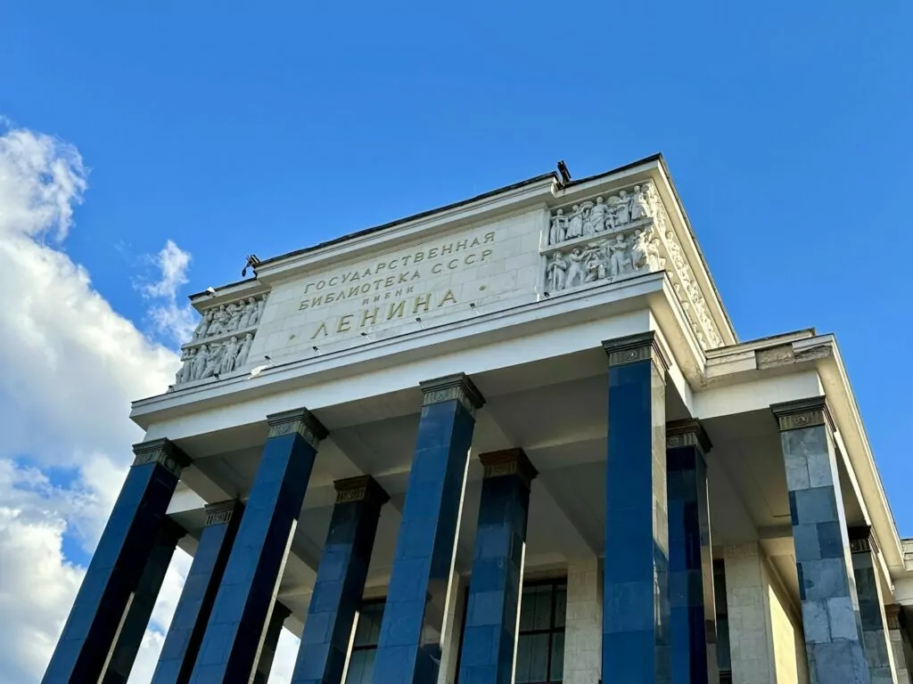 Библиотека имени Ленина &mdash; Арбатская: артист из 348 стеклянных кирпичей  фото