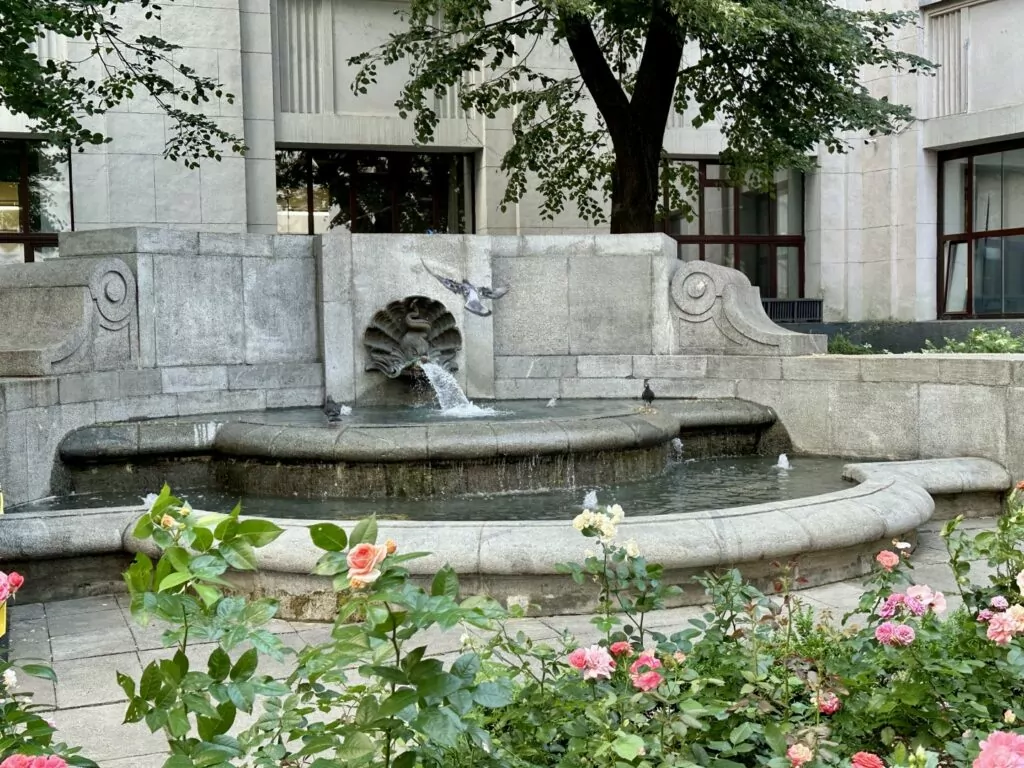 Библиотека имени Ленина &mdash; Арбатская: артист из 348 стеклянных кирпичей  фото