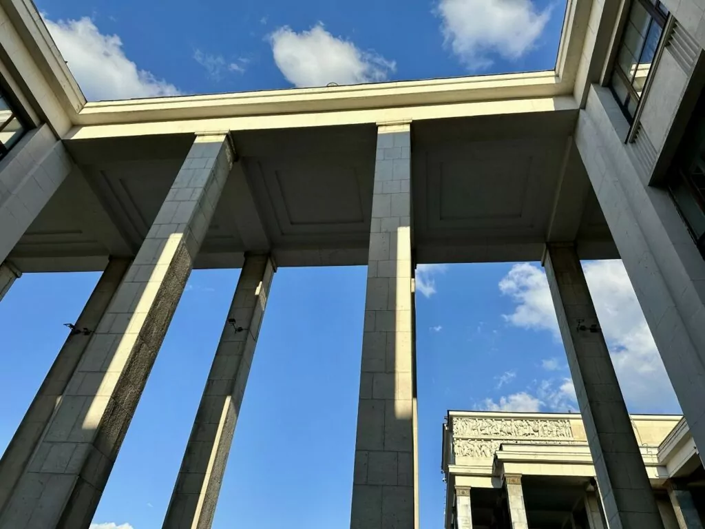 Библиотека имени Ленина &mdash; Арбатская: артист из 348 стеклянных кирпичей  фото