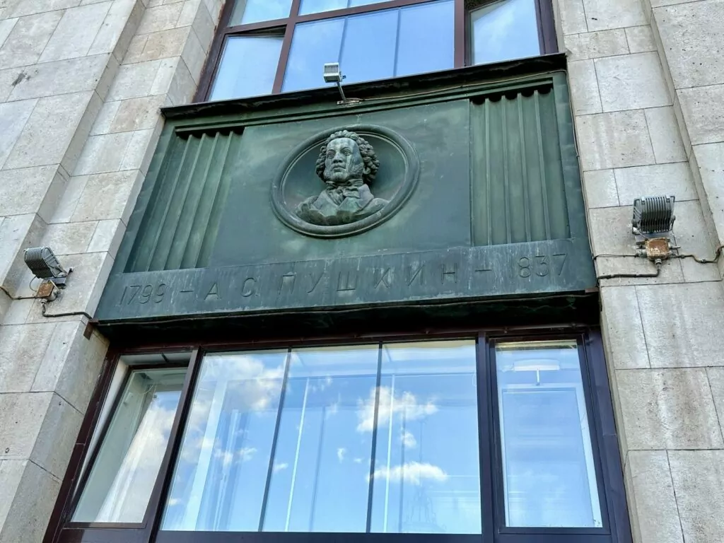 Библиотека имени Ленина &mdash; Арбатская: артист из 348 стеклянных кирпичей  фото