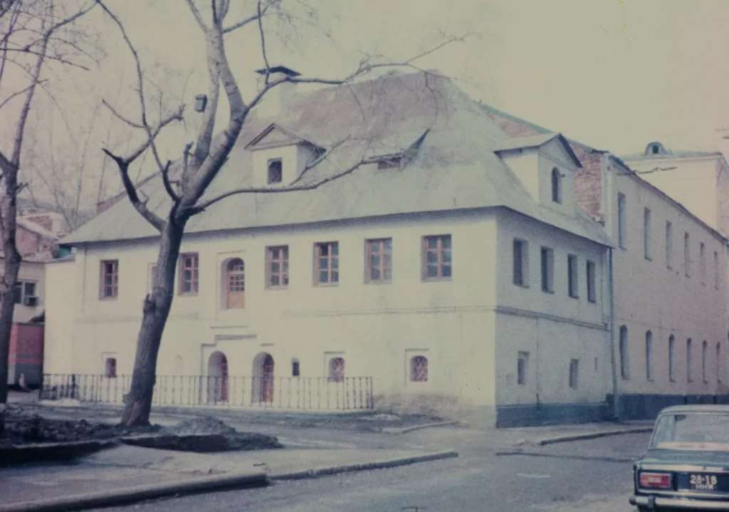 Библиотека имени Ленина &mdash; Арбатская: артист из 348 стеклянных кирпичей  фото