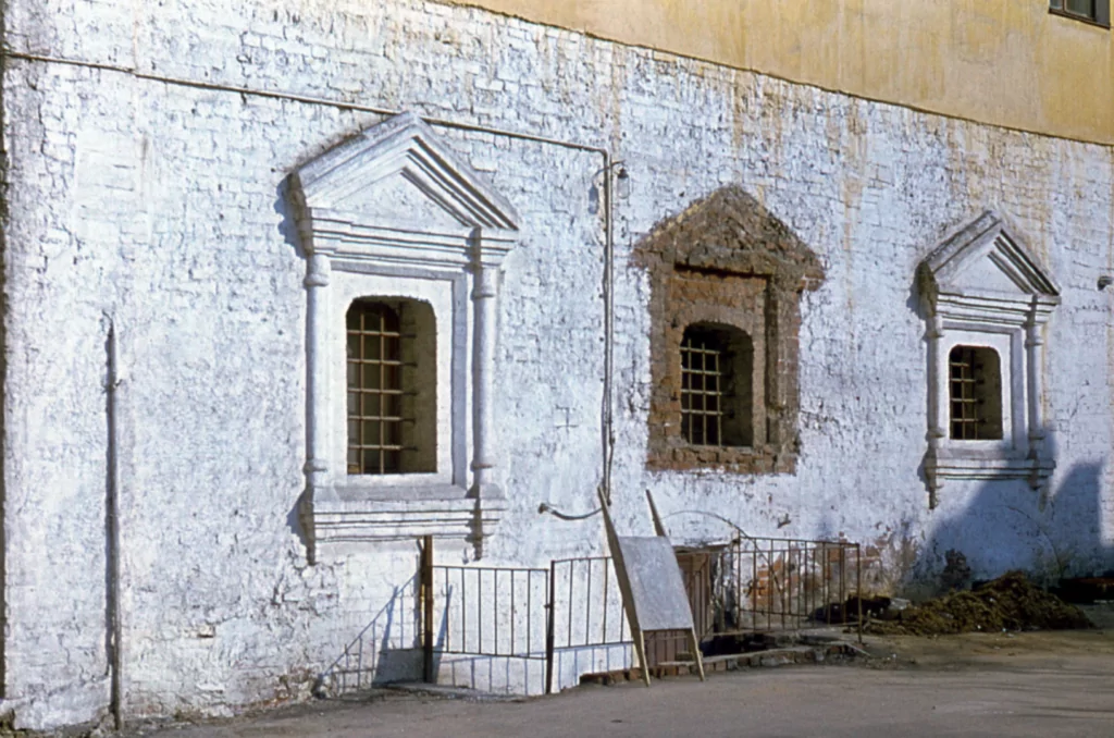 Библиотека имени Ленина &mdash; Арбатская: артист из 348 стеклянных кирпичей  фото