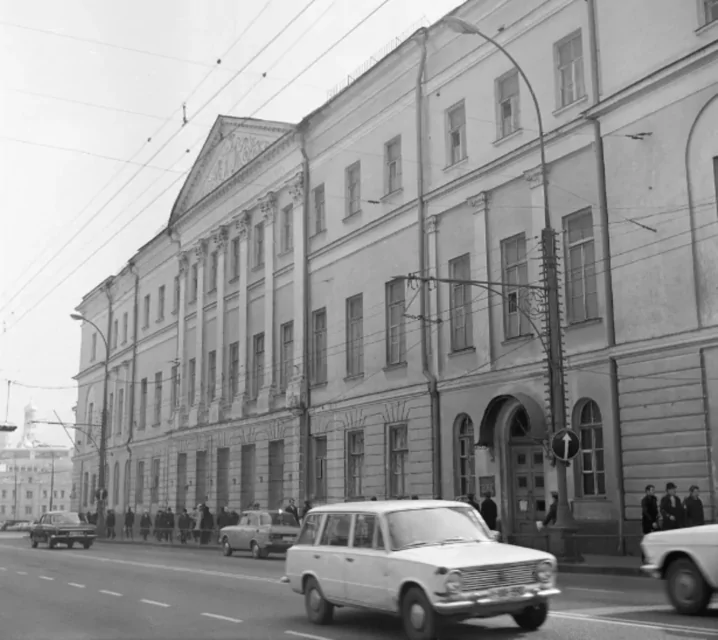 Библиотека имени Ленина &mdash; Арбатская: артист из 348 стеклянных кирпичей  фото