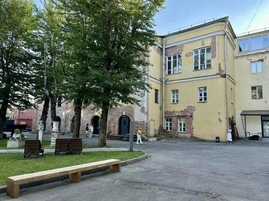 Библиотека имени Ленина &mdash; Арбатская: артист из 348 стеклянных кирпичей  фото