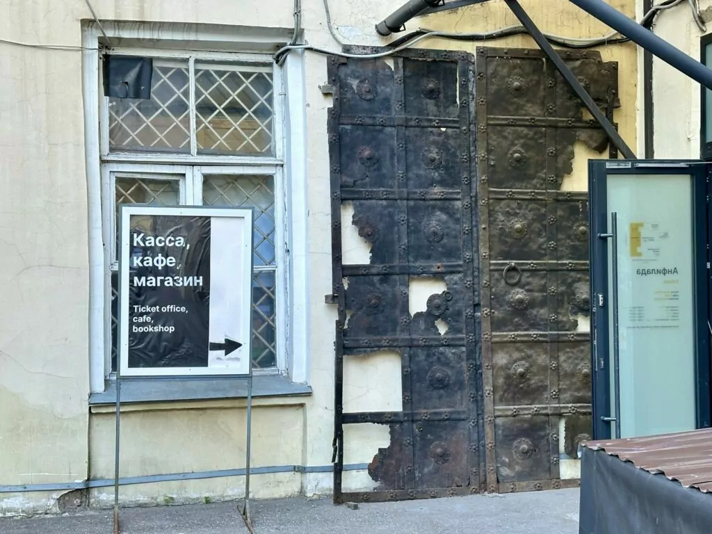 Библиотека имени Ленина &mdash; Арбатская: артист из 348 стеклянных кирпичей  фото