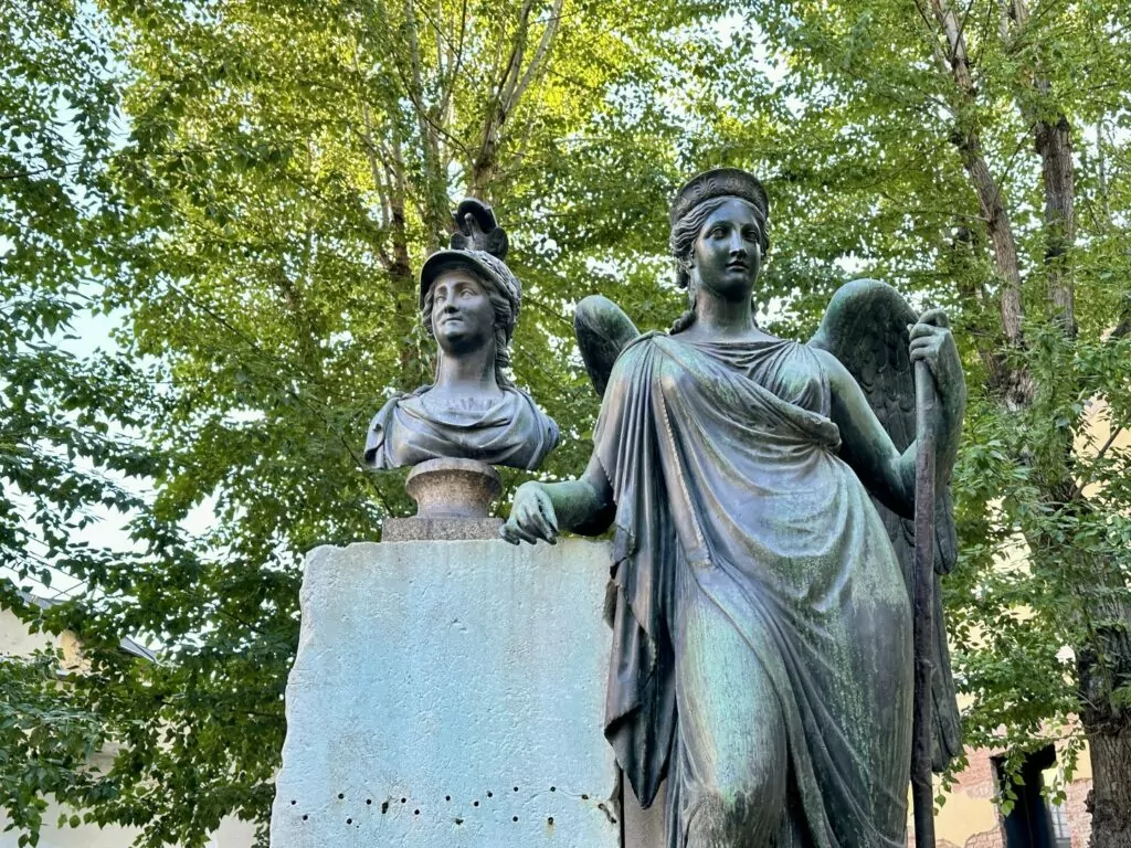 Библиотека имени Ленина &mdash; Арбатская: артист из 348 стеклянных кирпичей  фото