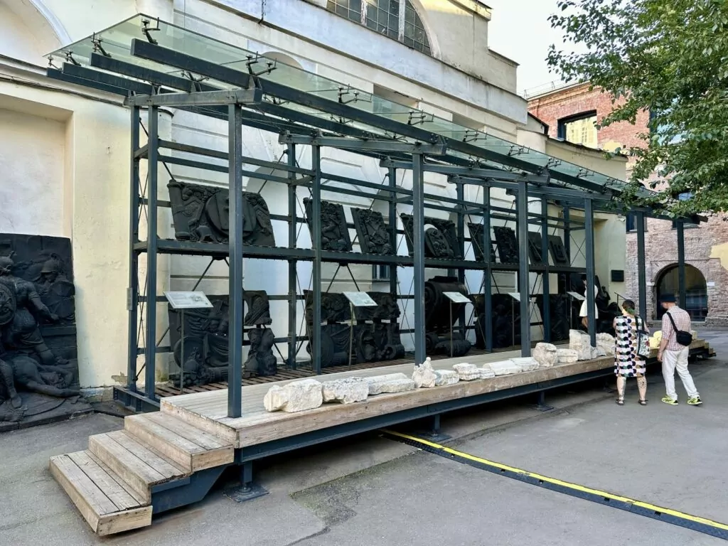 Библиотека имени Ленина &mdash; Арбатская: артист из 348 стеклянных кирпичей  фото