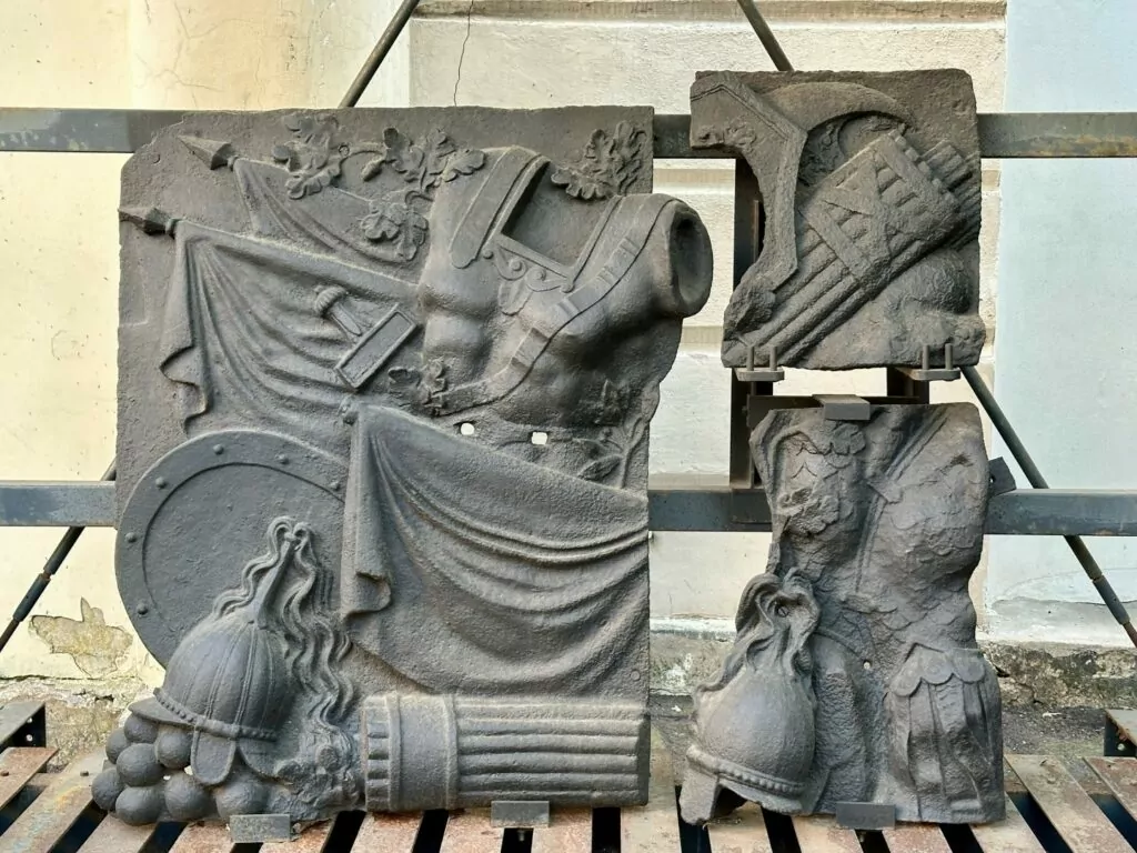 Библиотека имени Ленина &mdash; Арбатская: артист из 348 стеклянных кирпичей  фото