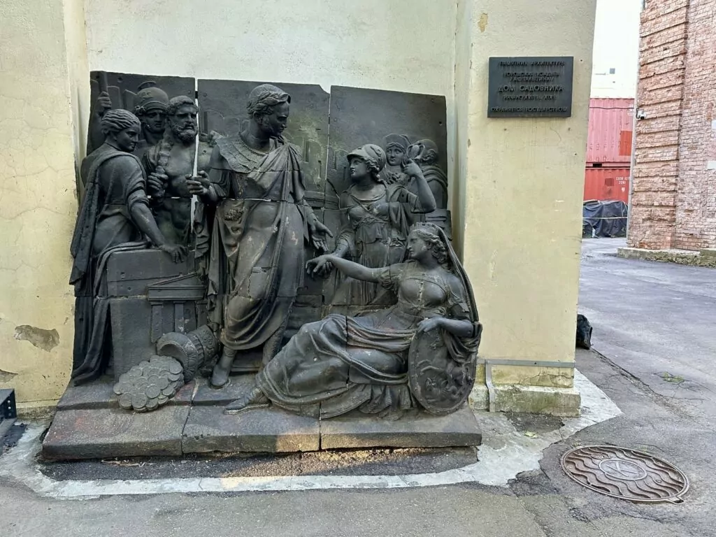 Библиотека имени Ленина &mdash; Арбатская: артист из 348 стеклянных кирпичей  фото