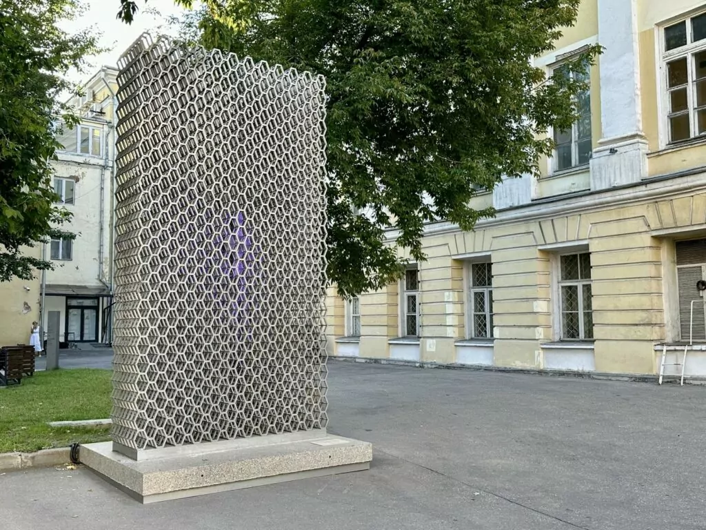 Библиотека имени Ленина &mdash; Арбатская: артист из 348 стеклянных кирпичей  фото