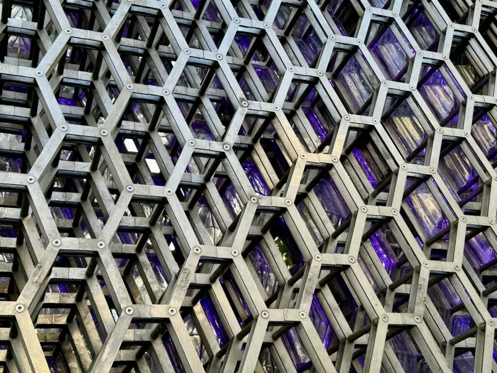 Библиотека имени Ленина &mdash; Арбатская: артист из 348 стеклянных кирпичей  фото