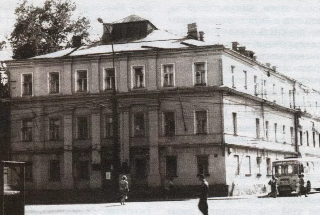 Библиотека имени Ленина &mdash; Арбатская: артист из 348 стеклянных кирпичей  фото