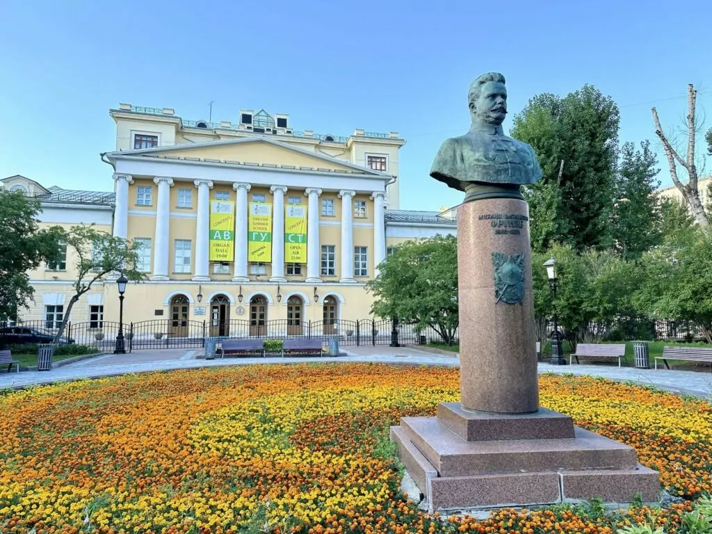 Библиотека имени Ленина &mdash; Арбатская: артист из 348 стеклянных кирпичей  фото