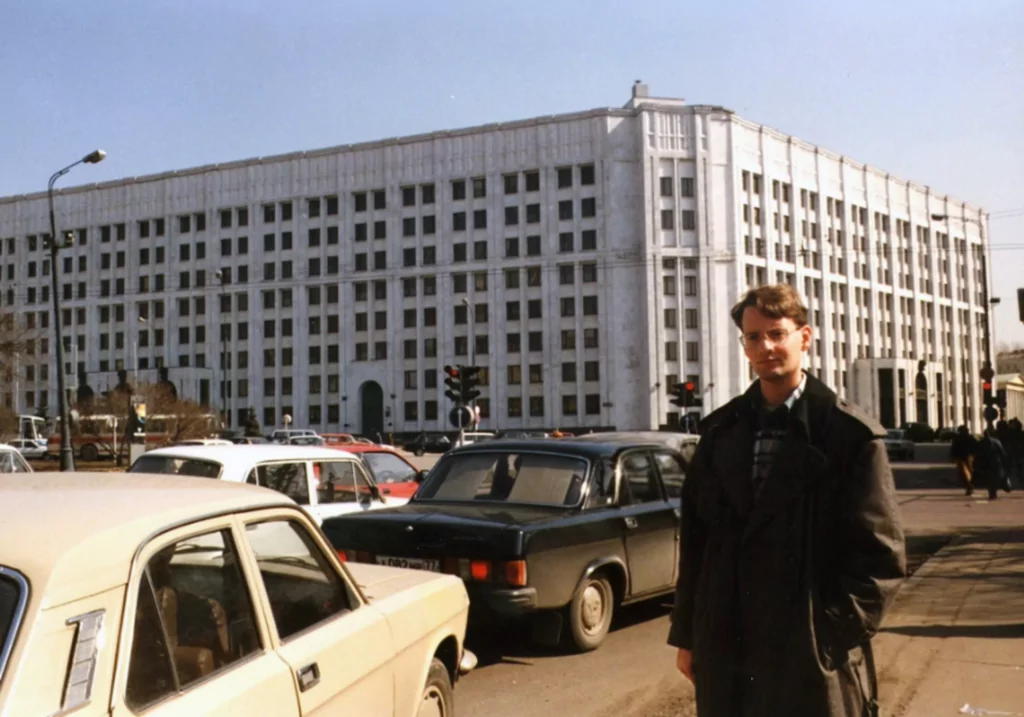 Библиотека имени Ленина &mdash; Арбатская: артист из 348 стеклянных кирпичей  фото