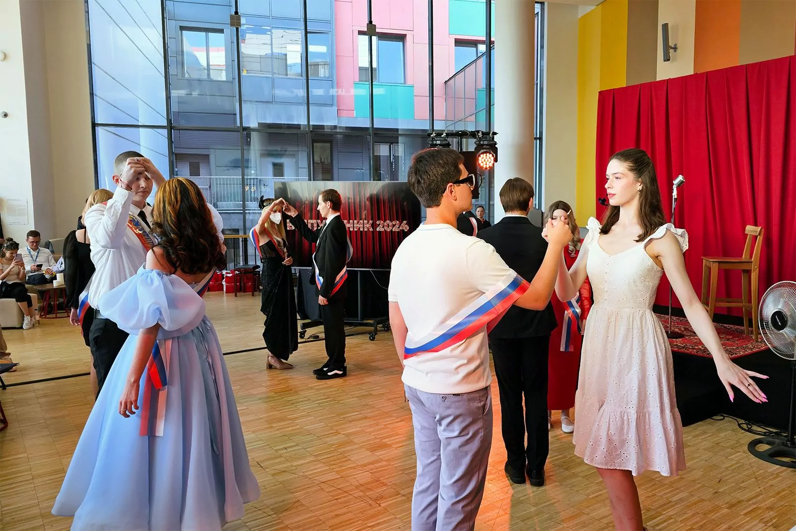 Выпускные вечера прошли в госпитальных школах Москвы, фото