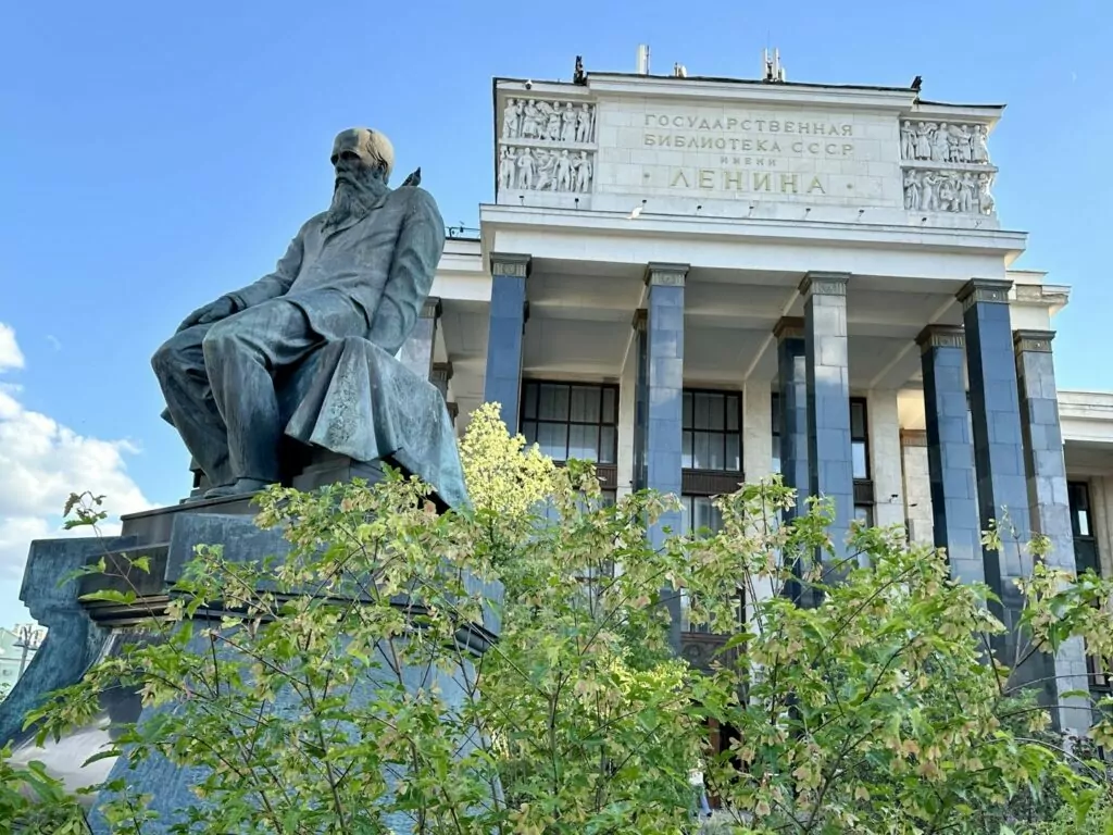 Библиотека имени Ленина &mdash; Арбатская: артист из 348 стеклянных кирпичей  фото