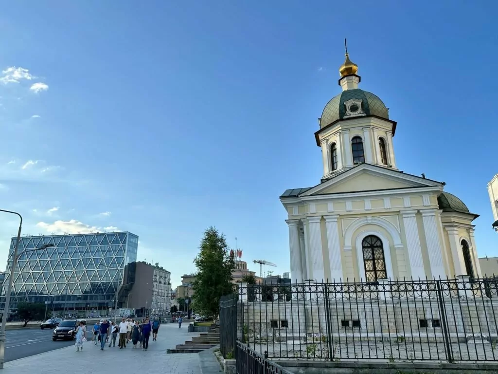 Библиотека имени Ленина &mdash; Арбатская: артист из 348 стеклянных кирпичей  фото