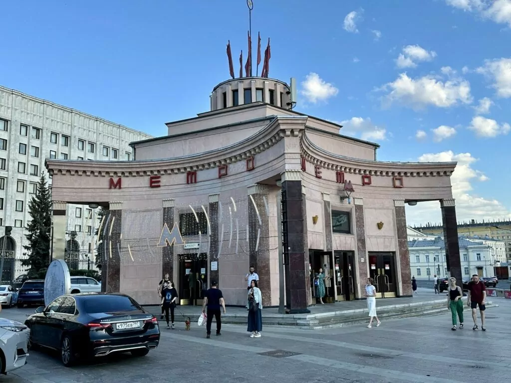 Библиотека имени Ленина &mdash; Арбатская: артист из 348 стеклянных кирпичей  фото