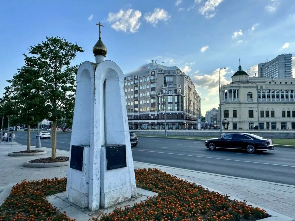 Библиотека имени Ленина &mdash; Арбатская: артист из 348 стеклянных кирпичей  фото